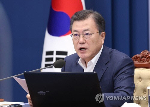 문재인 대통령이 8일 오후 청와대에서 열린 수석·보좌관 회의에서 발언을 하고 있다.  <연합뉴스>